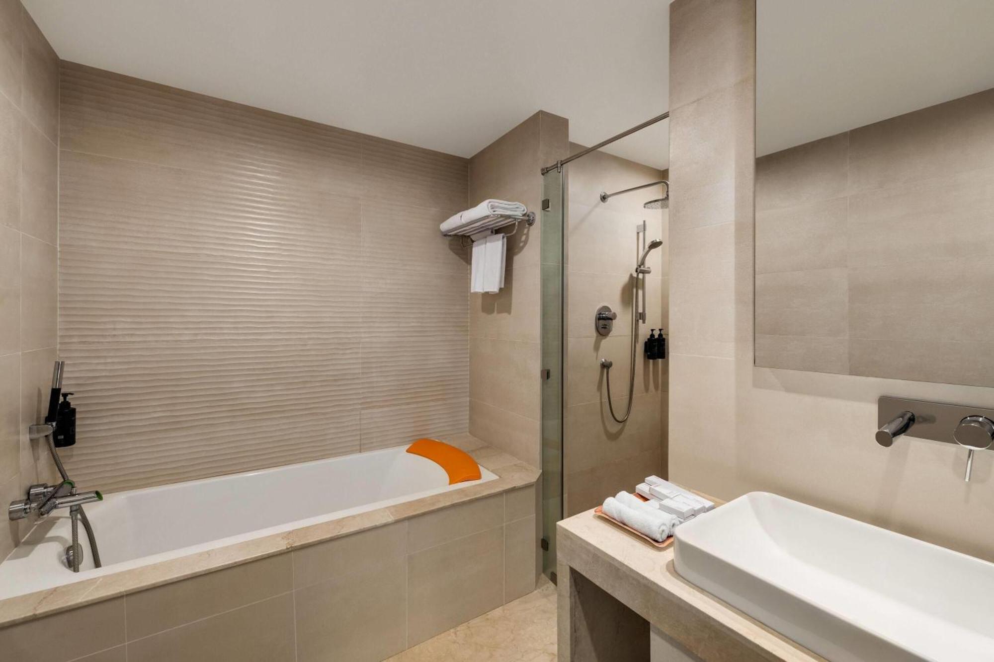 Ramada By Wyndham Kathmandu Dhumbarahi Hotel Kültér fotó